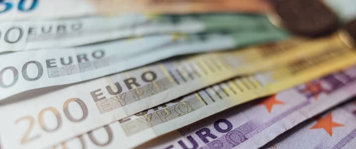 اليورو يهبط لأدنى مستوى في عام مع انخفاض أسعار النفط