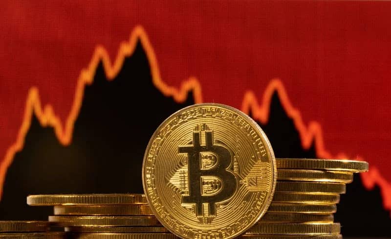 البيتكوين يهبط لأدنى مستوى في 20 شهراً وسط تراجع معنويات السوق