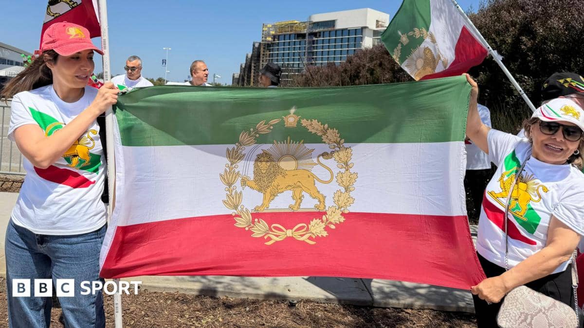 العلم الذي لا يُسمح للإيرانيين برفعه في كأس العالم