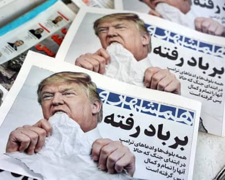 ترامب يوقع اتفاقاً مع إيران تصفه بـ «سجل الفشل الأمريكي»