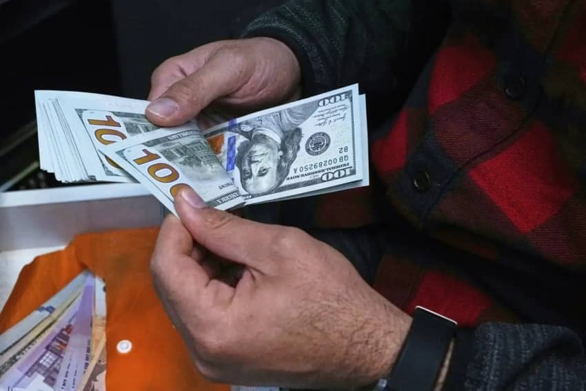 الكناني يكشف توجهاً حكومياً لرفع سعر الدولار إلى 165 ألفاً في سبتمبر