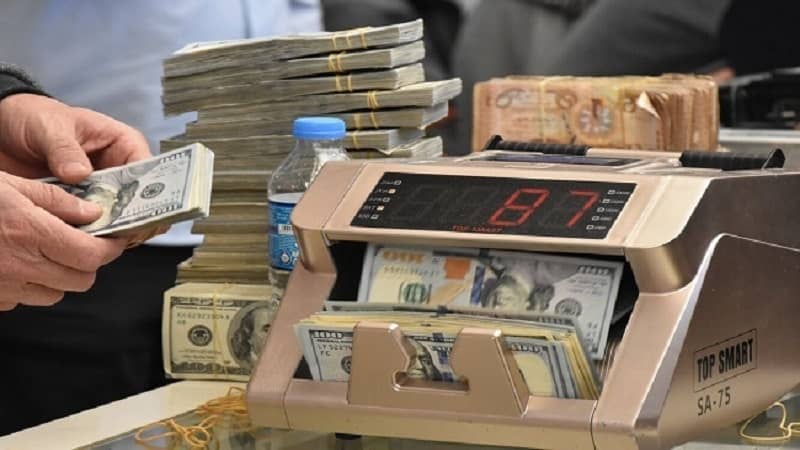 الدينار يواصل تراجعه أمام الدولار في افتتاح بورصة بغداد