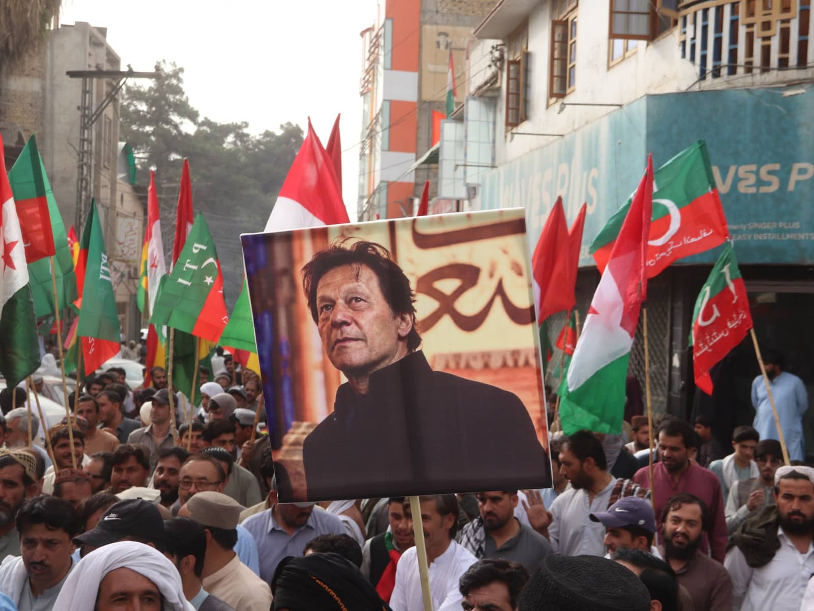 حزب عمران خان يطالب بمحاسبة الحكومة لخرقها أوامر المحكمة