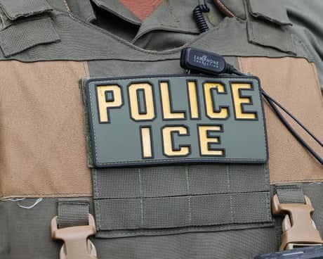 ضابط بـ ICE في السجن بتهمة الدخول غير القانوني لشقة صديقته السابقة