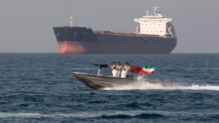 طهران تفرض رسوماً على عبور السفن لمضيق هرمز