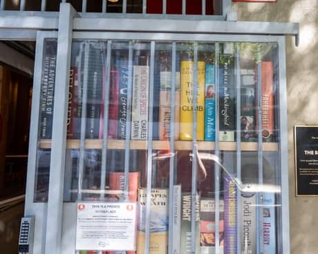 الولايات المتحدة تسجل رقماً قياسياً في حظر الكتب بالمدارس