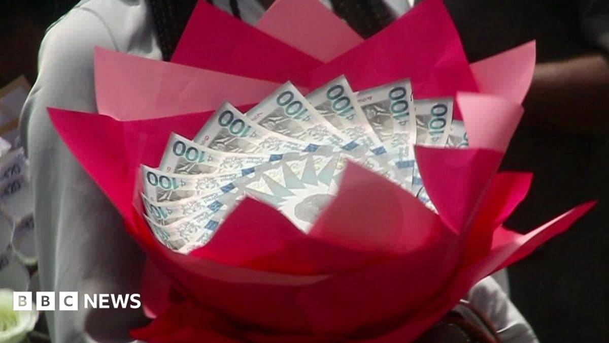 غانا تعتقل سبعة أشخاص لاستخدام النقود في صناعة باقات زهور