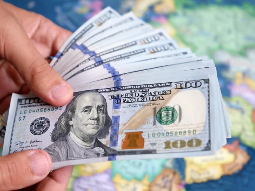 الدولار يتصاعد في بغداد مع ترقب تعديل سعر الصرف بموازنة 2027