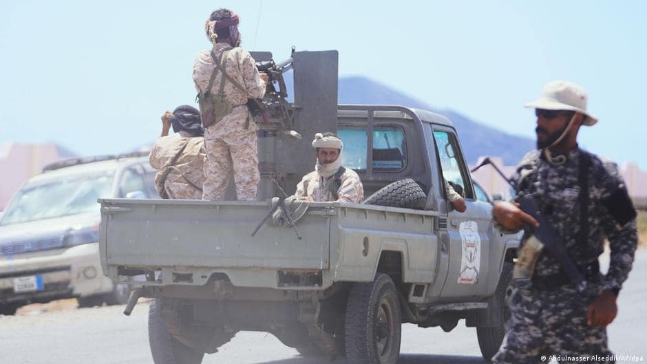 الحوثيون يشنون هجمات على مطاري عدن والرياض بصواريخ وطائرات مسيّرة