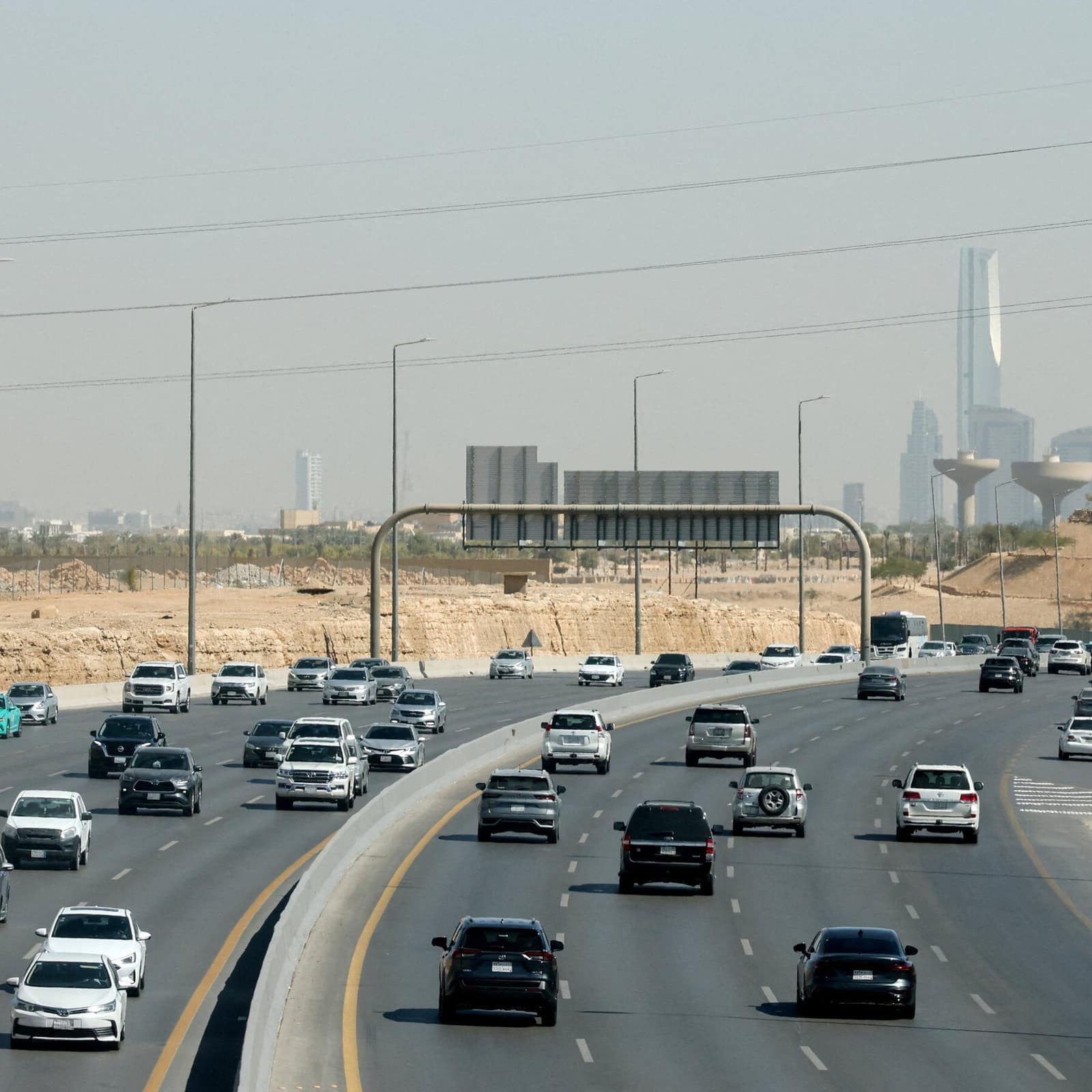 انفجارات تهز الرياض في أشرس هجمات حوثية على السعودية